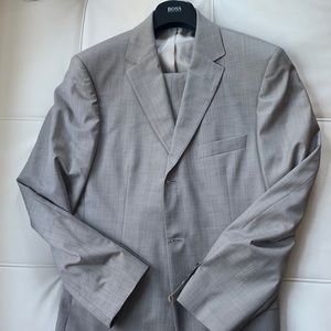 Hugo Boss beige wool 2 button suit 40R/34 waist